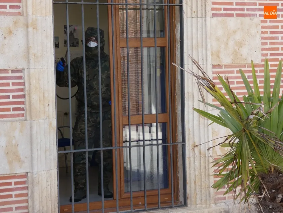 Foto 2 - El REI11 desinfecta el Centro de Salud de Cantalapiedra