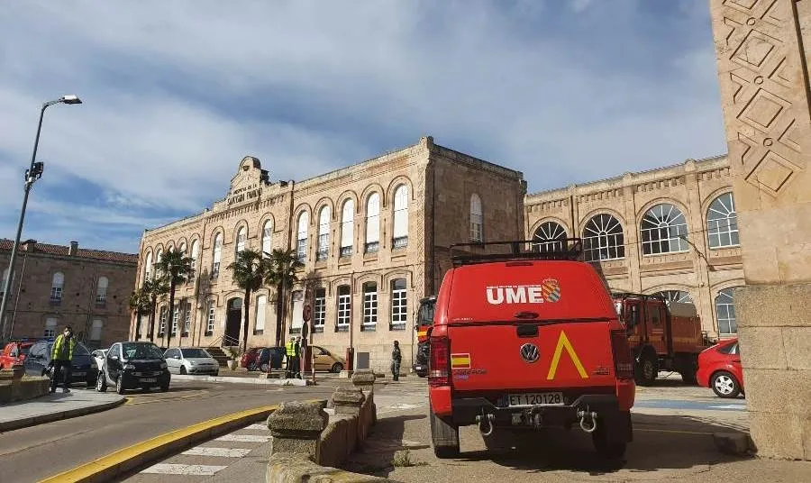 Efectivos de la UME en el Hospital de la Santísima Trinidad. Foto de archivo