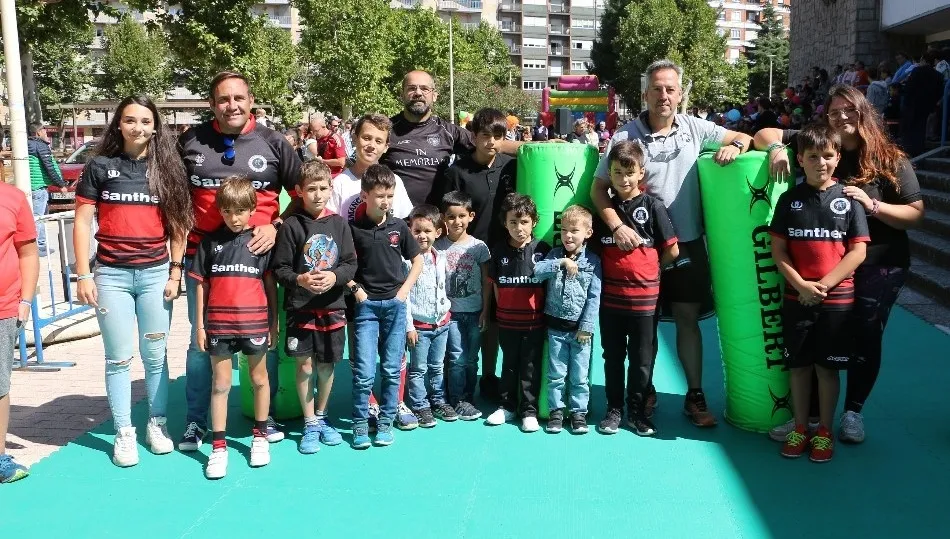 Algunos integrantes del Salamanca Rugby Club en una jornada de divulgación de este deporte en la Alamedilla, en septiembre de 2019