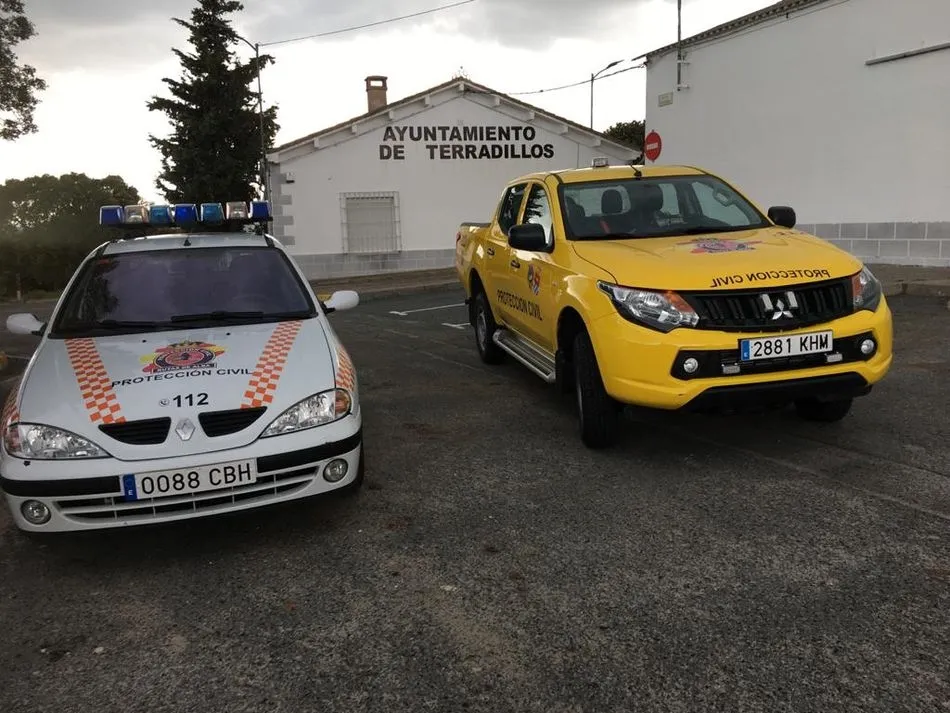 Foto 2 - Terradillos cede un veh&iacute;culo a Protecci&oacute;n Civil