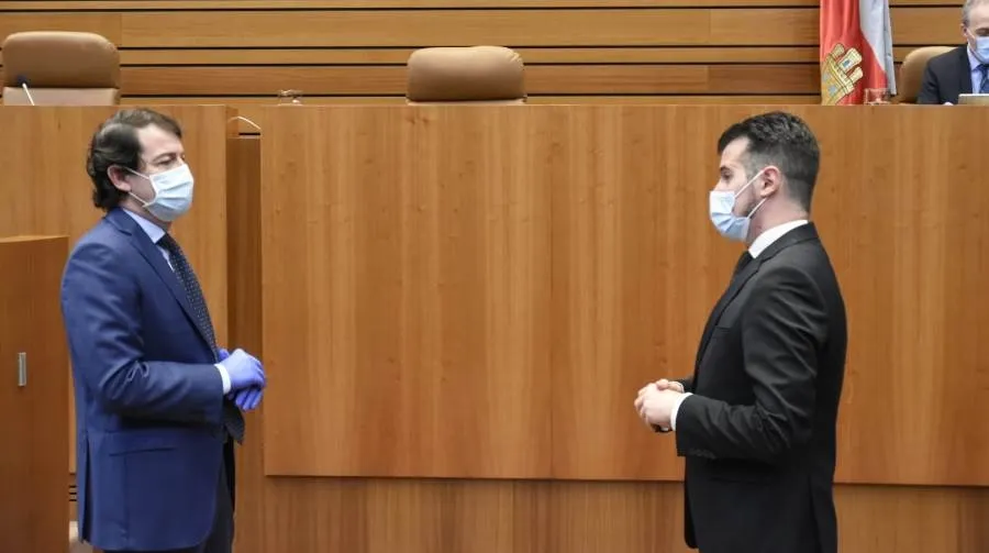 El presidente de la Junta, Alfonso Fernández Mañueco, en las Cortes regionales, junto al líder socialista, Luis Tudanca