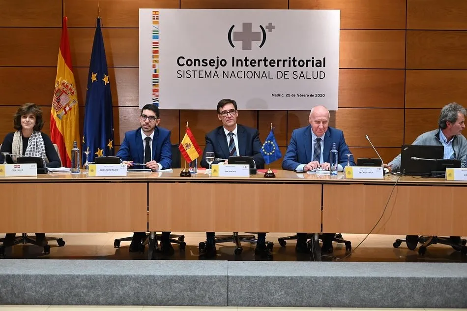 El Ministro de Sanidad, Salvador Illa, y los consejeros de Sanidad de las comunidades autónomas reunidos en un Consejo Interterritorial del Sistema Nacional de Salud extraordinario el 25 de febrero de 2020 para tratar sobre el coronavirus. - MINISTERIO DE