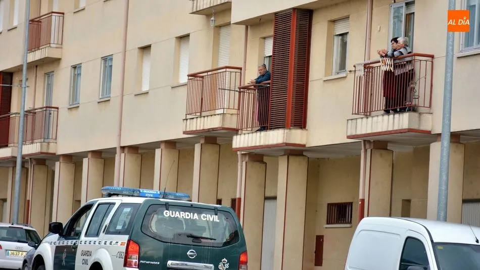 Foto 3 - Bomberos, sanitarios y Guardia Civil participan un viernes m&aacute;s en un acto de apoyo a los vecinos...