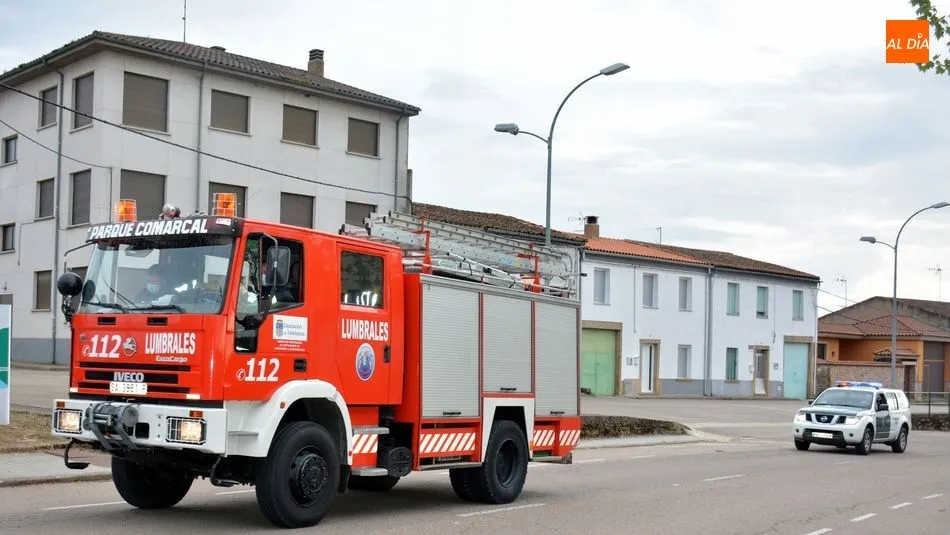 Foto 4 - Bomberos, sanitarios y Guardia Civil participan un viernes m&aacute;s en un acto de apoyo a los vecinos...