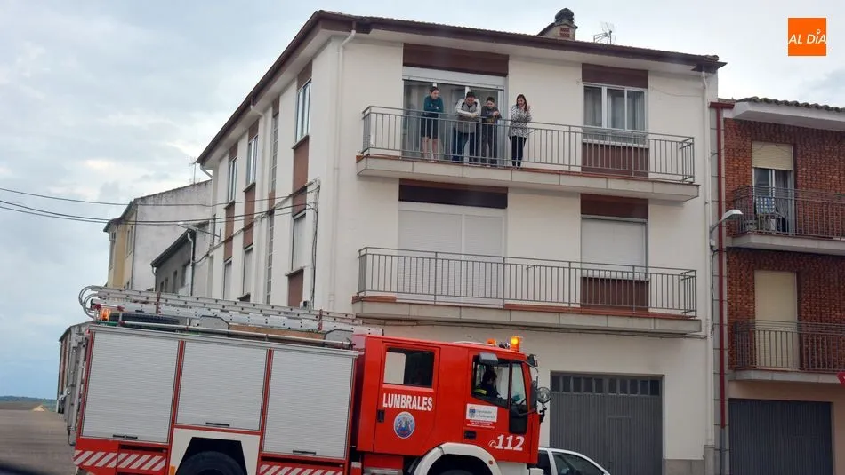 Foto 2 - Bomberos, sanitarios y Guardia Civil participan un viernes m&aacute;s en un acto de apoyo a los vecinos...