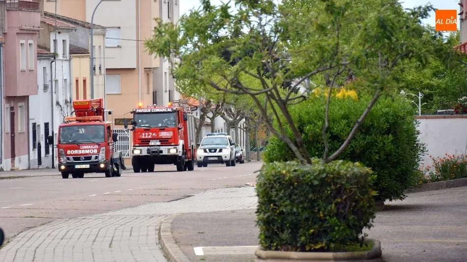 Foto 5 - Bomberos, sanitarios y Guardia Civil participan un viernes m&aacute;s en un acto de apoyo a los vecinos...