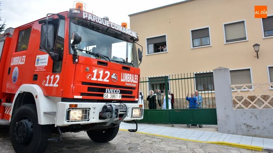 Foto 8 - Bomberos, sanitarios y Guardia Civil participan un viernes m&aacute;s en un acto de apoyo a los vecinos...