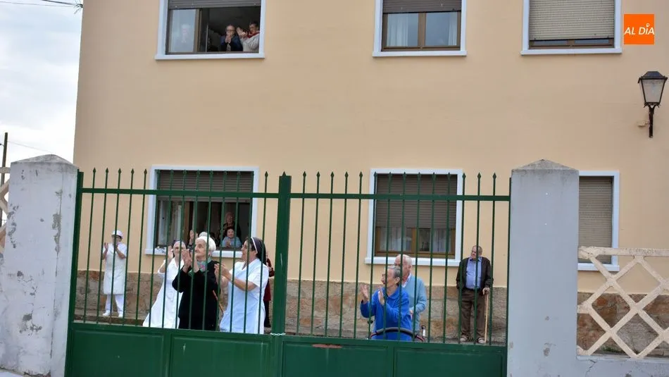 Foto 7 - Bomberos, sanitarios y Guardia Civil participan un viernes m&aacute;s en un acto de apoyo a los vecinos...