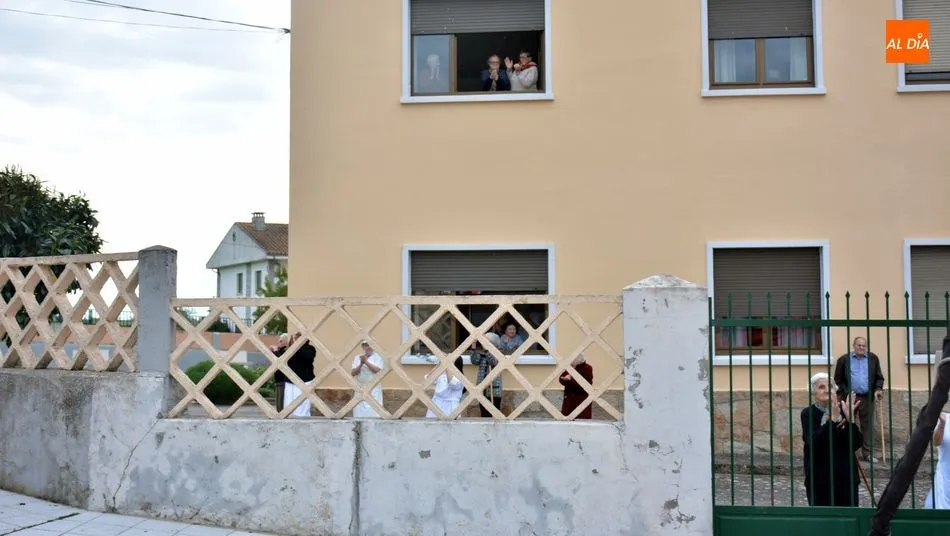 Foto 10 - Bomberos, sanitarios y Guardia Civil participan un viernes m&aacute;s en un acto de apoyo a los vecinos...