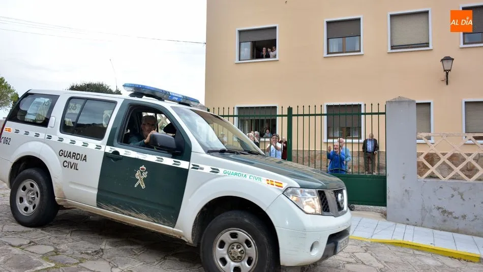 Foto 6 - Bomberos, sanitarios y Guardia Civil participan un viernes m&aacute;s en un acto de apoyo a los vecinos...