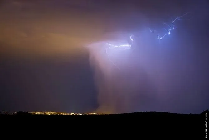 Salamanca bajo un cielo tormentoso. Foto de archivo de Óscar J. González