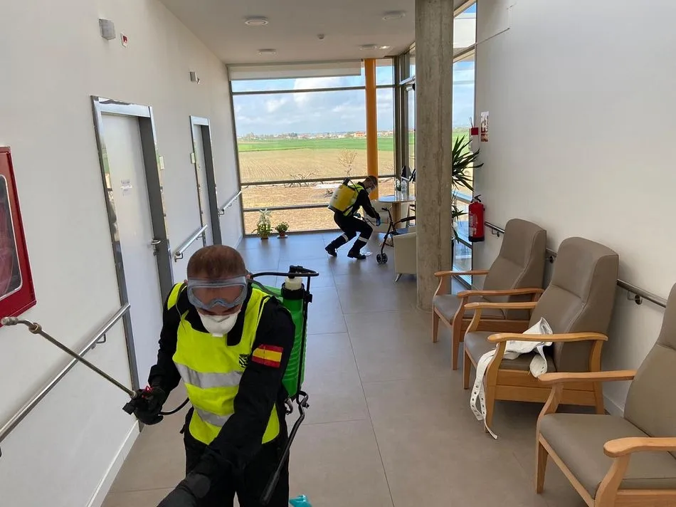 Efectivos de la UME realizan tareas de desinfección en una residencia de mayores en Salamanca