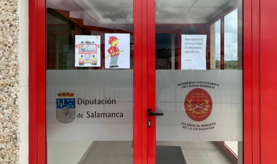 Foto 3 - Los Bomberos decoran su Parque con los dibujos recibidos  