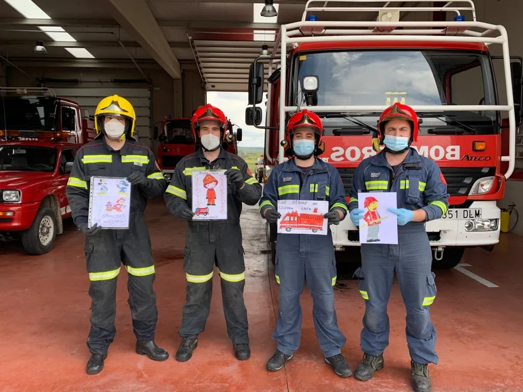 Los Bomberos decoran su Parque con los dibujos recibidos  