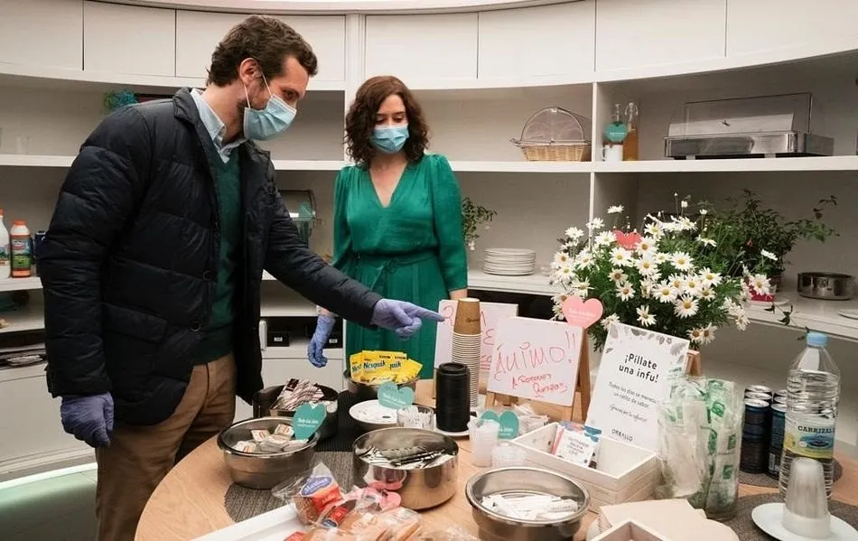 El presidente del PP, Pablo Casado, visita con la presidenta de la Comunidad de Madrid, Isabel Díaz Ayuso, el hotel Room Mate que acoge a profesional sanitario durante la crisis del coronavirus. Madrid, 25 de abril de 2020. - DAVID MUDARRA