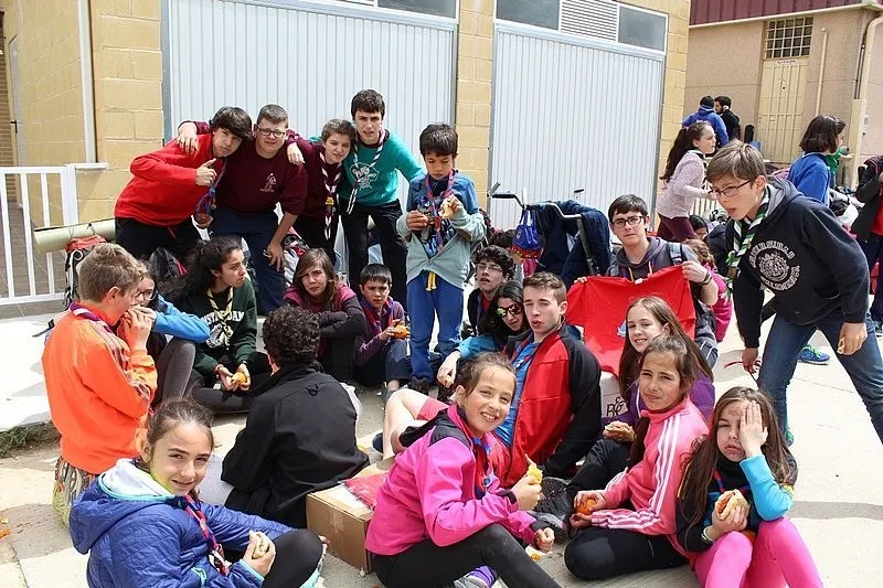 Imagen de miembros de diferentes grupos Scout de Salamanca en un San Jorge anterior