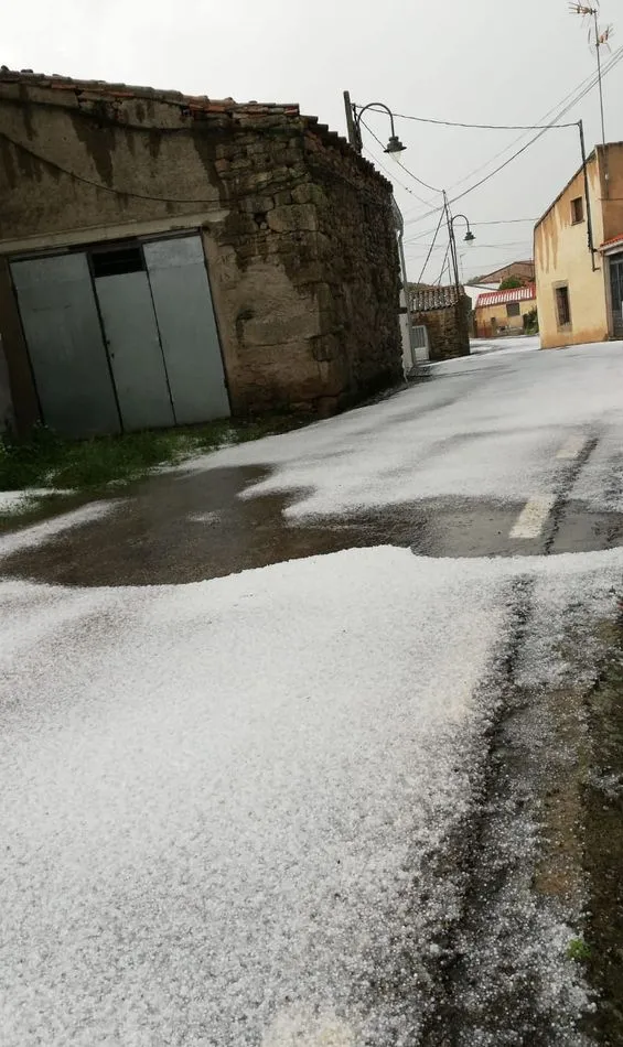 Foto 6 - Una espectacular granizada sorprende a los vecinos de Trabanca  