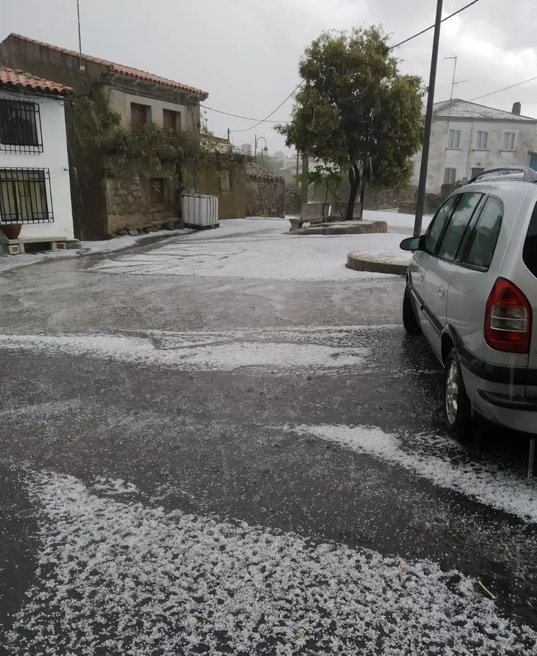 Foto 3 - Una espectacular granizada sorprende a los vecinos de Trabanca  
