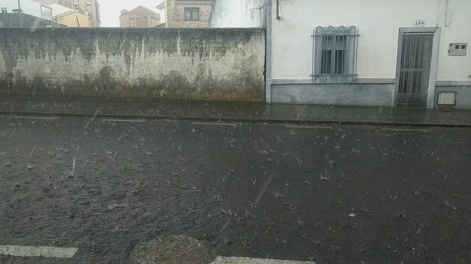 Foto 2 - Los bomberos de Salamanca atienden varias inundaciones de locales por la tormenta