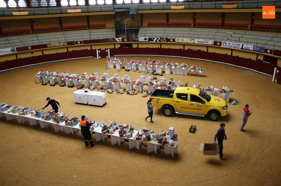 Los lotes de alimentos depositados en el albero de la plaza de toros