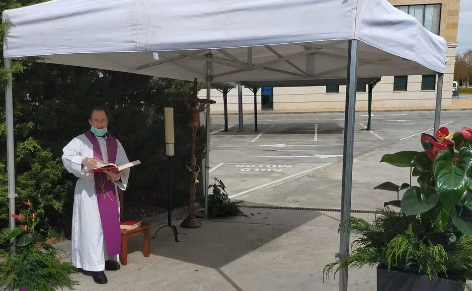 Uno de los sacerdotes que ofrece servicio junto al cementerio de Salamanca. Foto: Diócesis de Salamanca