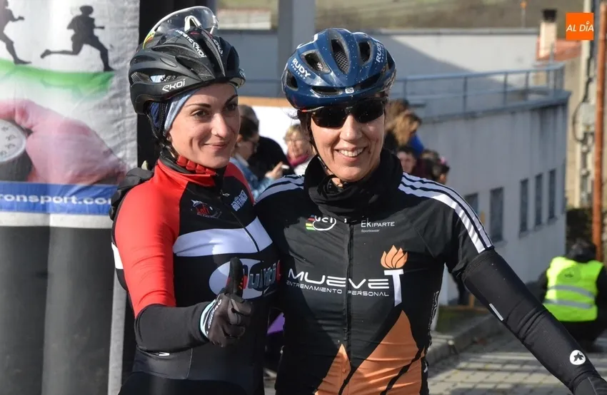 La ciclista salmantina Dori Ruano (derecha)
