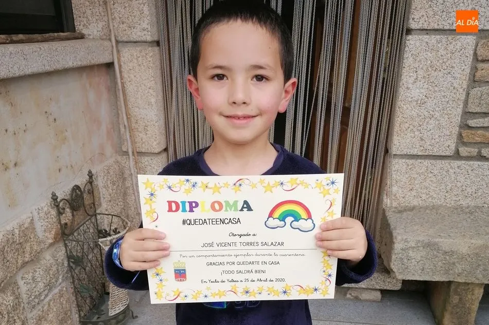 Foto 7 - El Ayuntamiento de Yecla de Yeltes otorga a todos los ni&ntilde;os un diploma por su comportamiento...