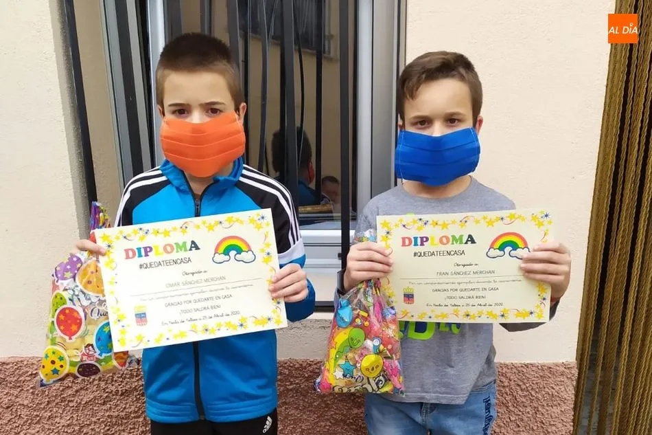 Foto 3 - El Ayuntamiento de Yecla de Yeltes otorga a todos los ni&ntilde;os un diploma por su comportamiento...