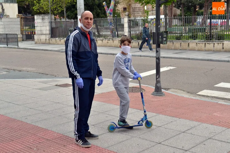 Foto 4 - Los ni&ntilde;os pe&ntilde;arandinos disfrutan en las calles tras mes y medio de confinamiento