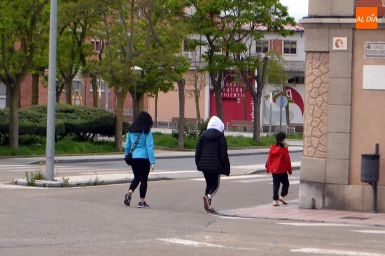 Foto 3 - Los ni&ntilde;os pe&ntilde;arandinos disfrutan en las calles tras mes y medio de confinamiento