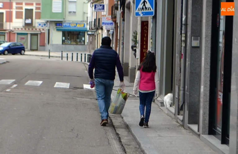 Foto 2 - Los ni&ntilde;os pe&ntilde;arandinos disfrutan en las calles tras mes y medio de confinamiento