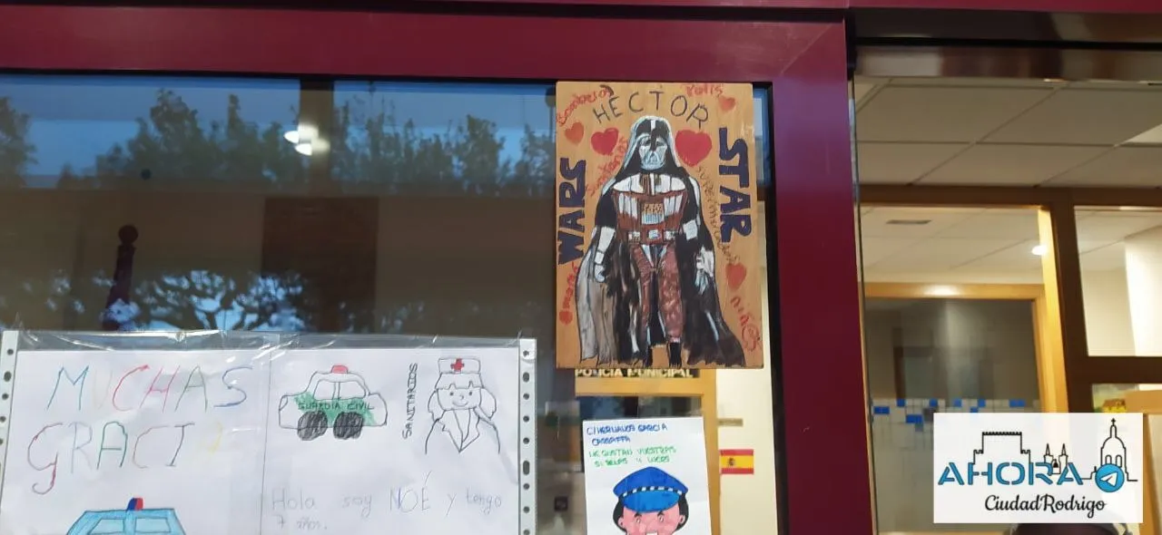 Foto 5 - La Polic&iacute;a Local tambi&eacute;n adorna su sede con los dibujos que les han hecho llegar  