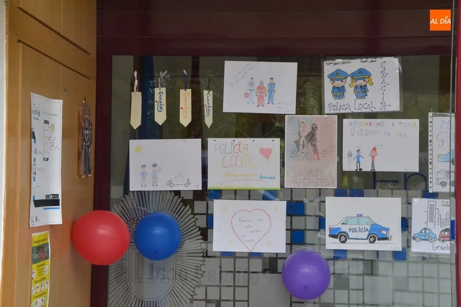Foto 3 - La Polic&iacute;a Local tambi&eacute;n adorna su sede con los dibujos que les han hecho llegar  