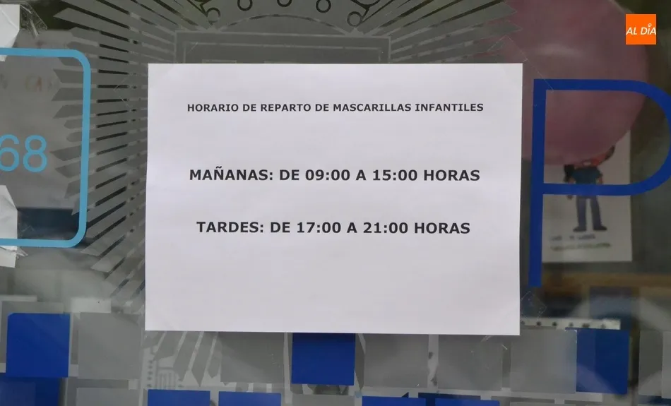 Foto 4 - La Polic&iacute;a Local tambi&eacute;n adorna su sede con los dibujos que les han hecho llegar  