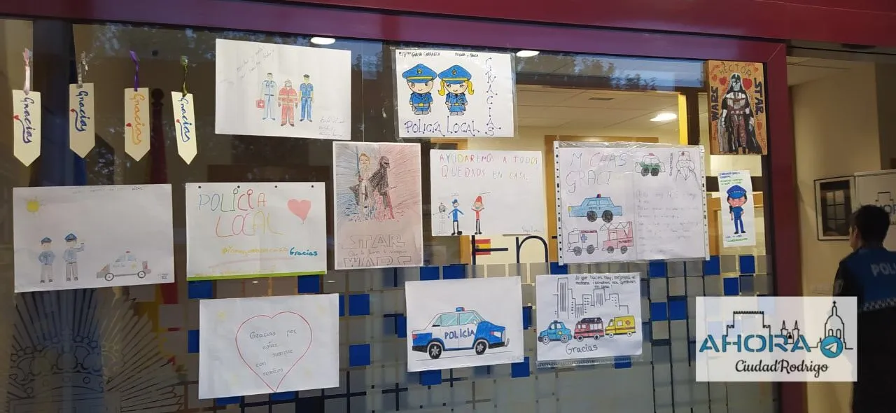 Foto 2 - La Polic&iacute;a Local tambi&eacute;n adorna su sede con los dibujos que les han hecho llegar  