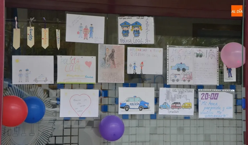 La Policía Local también adorna su sede con los dibujos que les han hecho llegar  