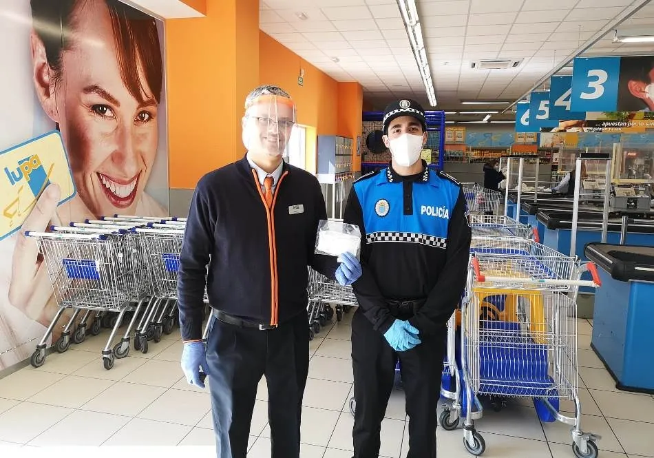 Foto 8 - La Polic&iacute;a Local tambi&eacute;n adorna su sede con los dibujos que les han hecho llegar  