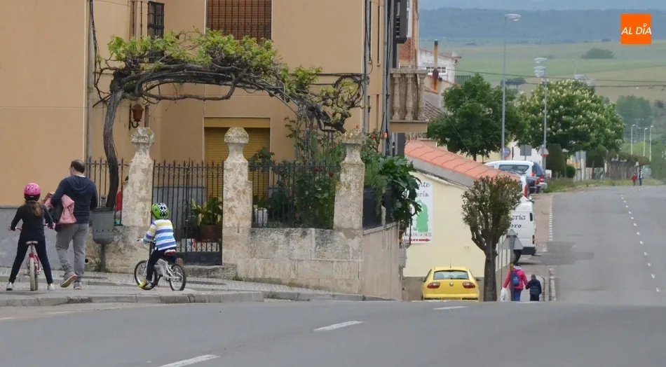 Las calles de Miróbriga recobran algo de vida gracias a la salida ‘sobre ruedas’ de los niños ...