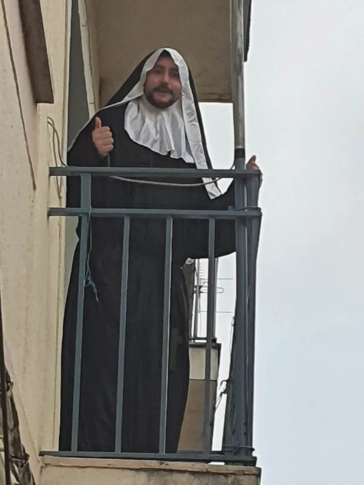 Foto 8 - La calle S&aacute;nchez Caba&ntilde;as vive una fiesta de disfraces desde sus balcones  