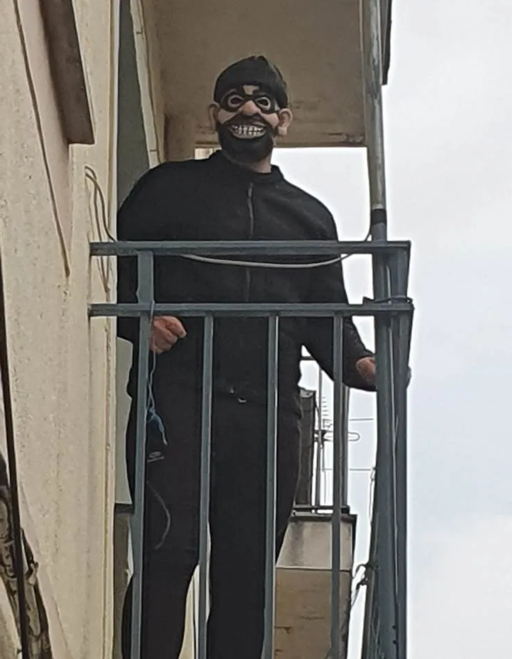 Foto 5 - La calle S&aacute;nchez Caba&ntilde;as vive una fiesta de disfraces desde sus balcones  
