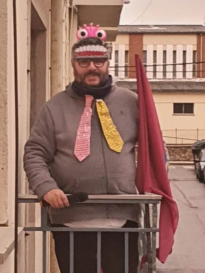 Foto 4 - La calle S&aacute;nchez Caba&ntilde;as vive una fiesta de disfraces desde sus balcones  