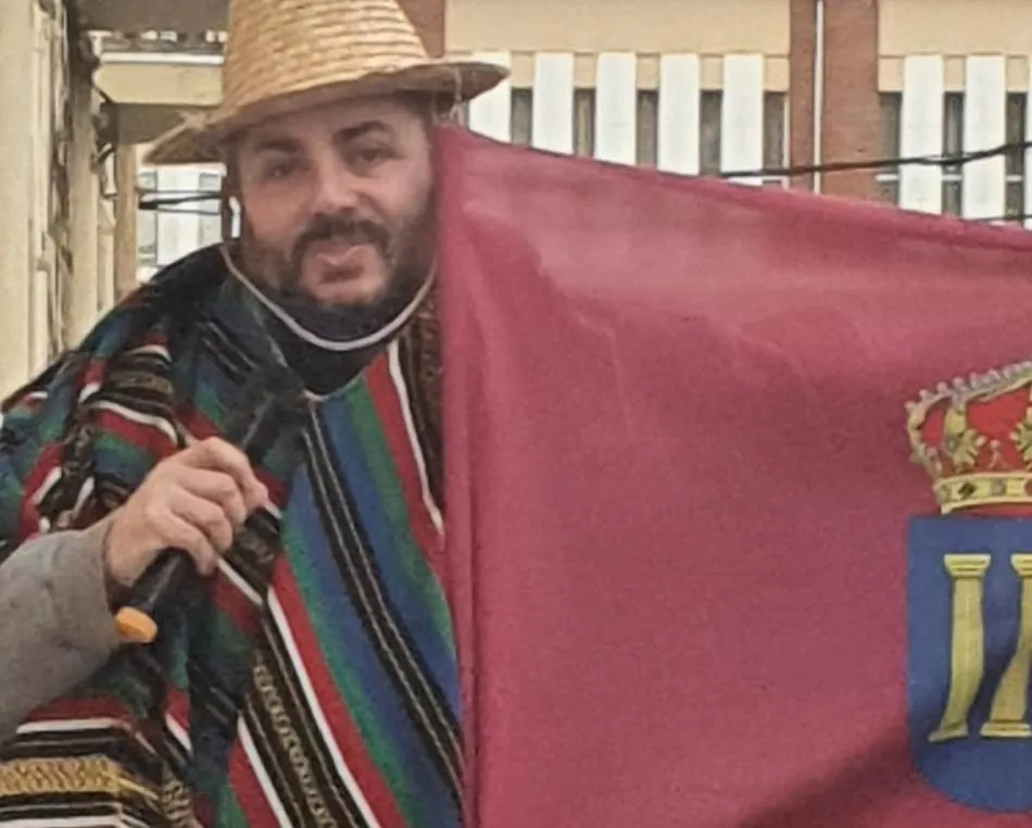 La calle Sánchez Cabañas vive una fiesta de disfraces desde sus balcones  