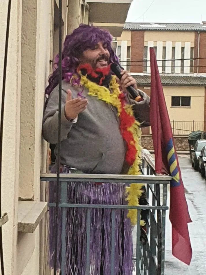 Foto 3 - La calle S&aacute;nchez Caba&ntilde;as vive una fiesta de disfraces desde sus balcones  