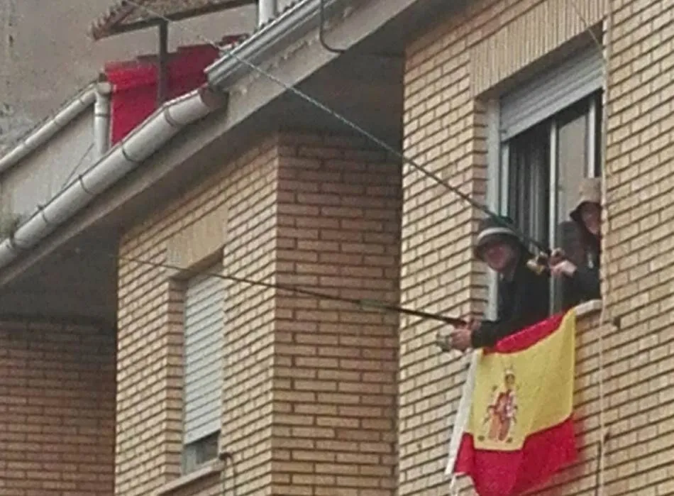 Foto 9 - La calle S&aacute;nchez Caba&ntilde;as vive una fiesta de disfraces desde sus balcones  