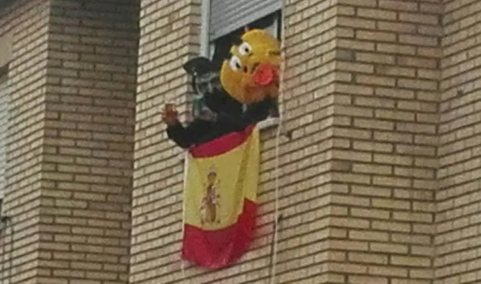 Foto 6 - La calle S&aacute;nchez Caba&ntilde;as vive una fiesta de disfraces desde sus balcones  
