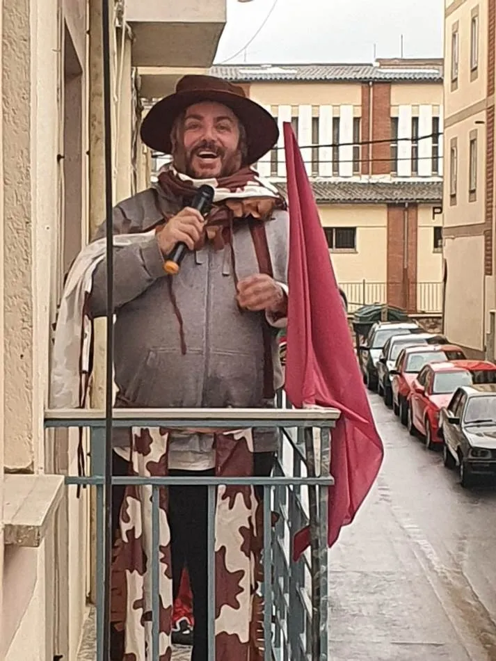 Foto 2 - La calle S&aacute;nchez Caba&ntilde;as vive una fiesta de disfraces desde sus balcones  