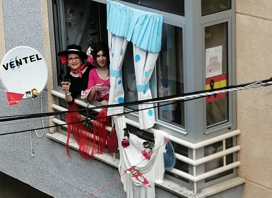 Foto 7 - Los vecinos de la&nbsp;calle Benito S&aacute;nchez contin&uacute;an celebrando por todo lo alto la Feria de Abril  