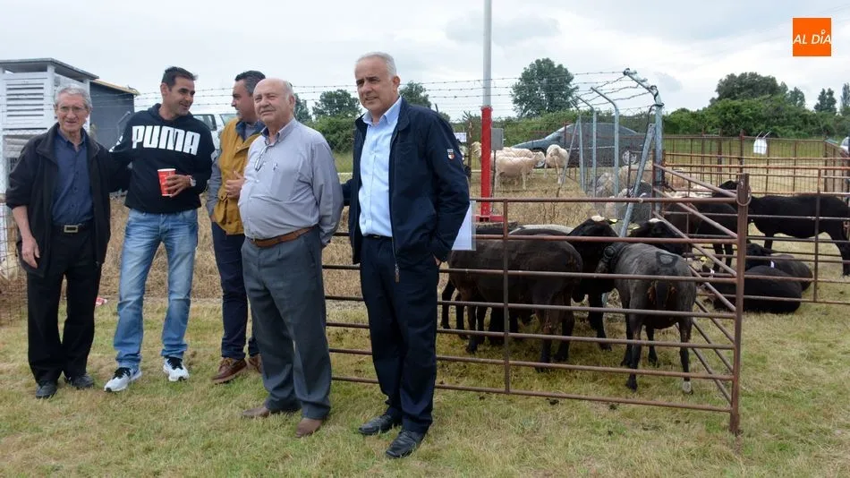 El alcalde de Bañobárez, José María Regalado, con el diputado provincial de Deportes y varios alcaldes de la zona / E. CORREDERA