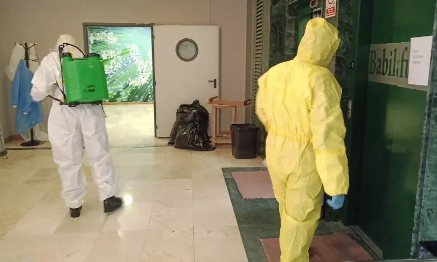 Tareas de desinfección, por parte de la UME, en una residencia de Babilafuente