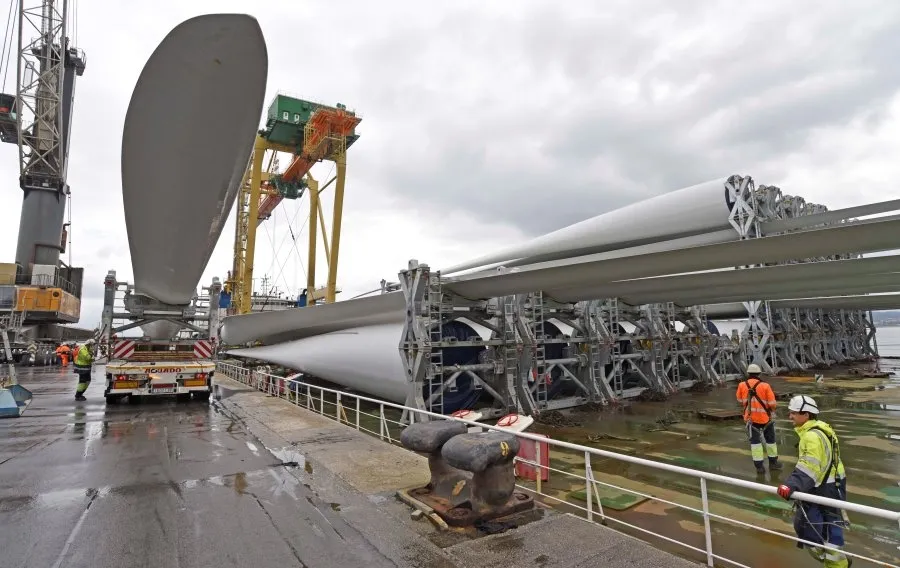 Descarga en el Puerto de Bilbao las 42 palas de los aerogeneradores que formarán parte del nuevo proyecto de Iberdrola en España
